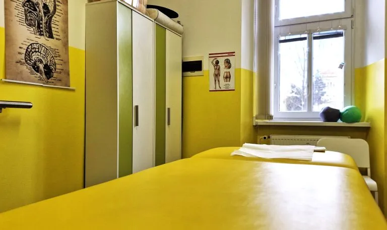 Terapeutická místnost s lehátkem v ordinaci Physiocare Bílina