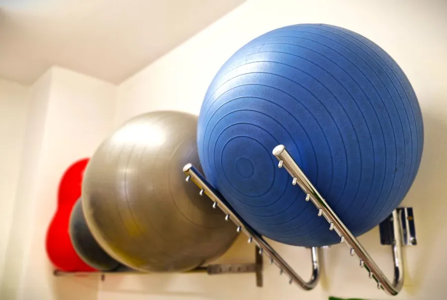 Rehabilitační gymnastické míče na stěně ordinace